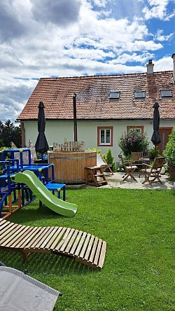 Hot Tub mit Sitzgelegenheit