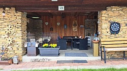 Laube mit Sitzgelegenheit