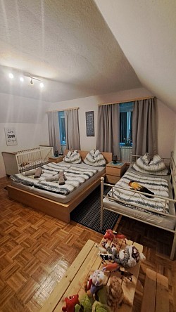 3 Bett Zimmer ( Familien Zimmer) mit Holz Gitterbett