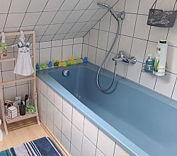 Badezimmer mit Dusche und Badewanne