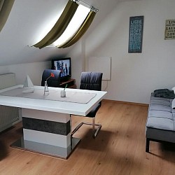 Küche mit Essbereich und Schlafsofa
